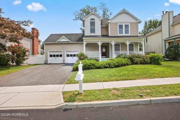 4 CLAIRE CT