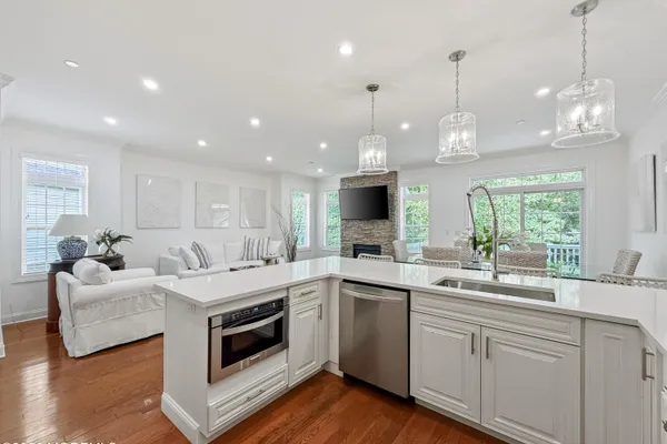 6 COTTRELL CT