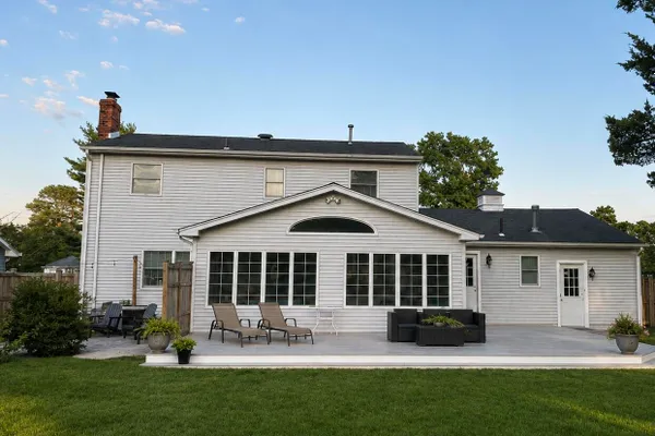 7 MAYFLOWER DR
