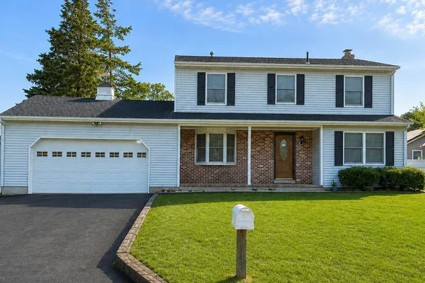 7 MAYFLOWER DR
