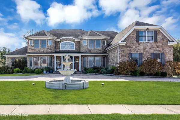 185 DAYNA CT