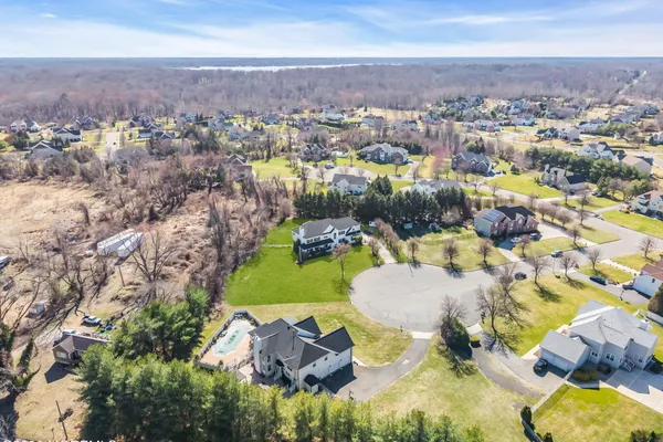 4 SUSAN CT