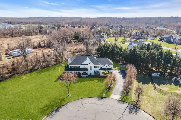 4 SUSAN CT