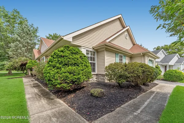 3 STRAWBERRY LN