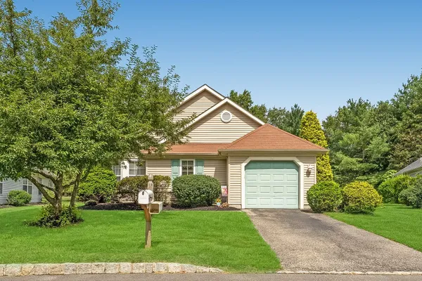 3 STRAWBERRY LN