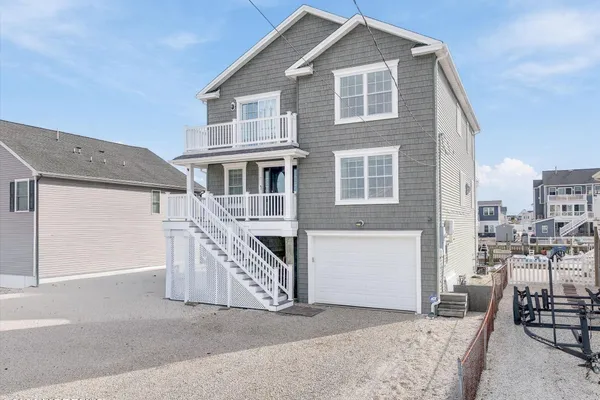7 W NAVASINK DR
