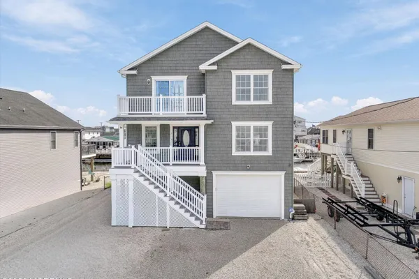 7 W NAVASINK DR