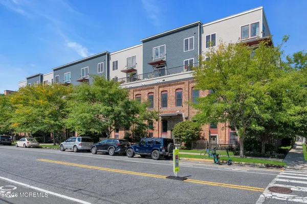 1001 2ND AVE 304