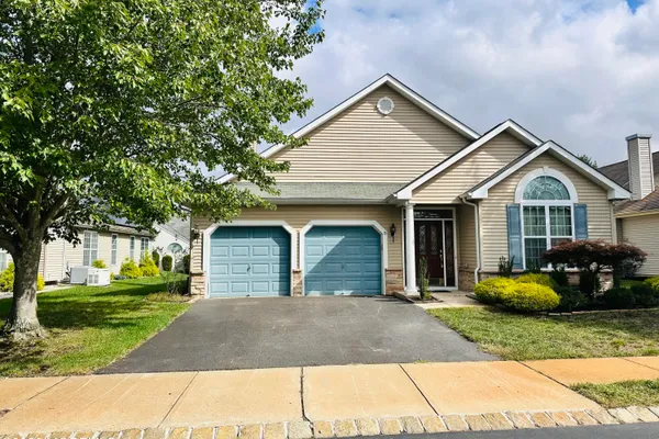 10 WOODVIEW DR