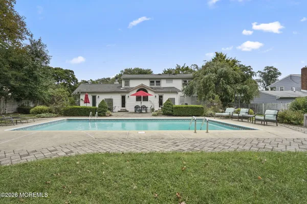 11 LAKE ONTARIO LN