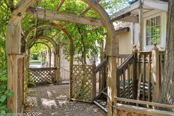 16 MARTIN DR