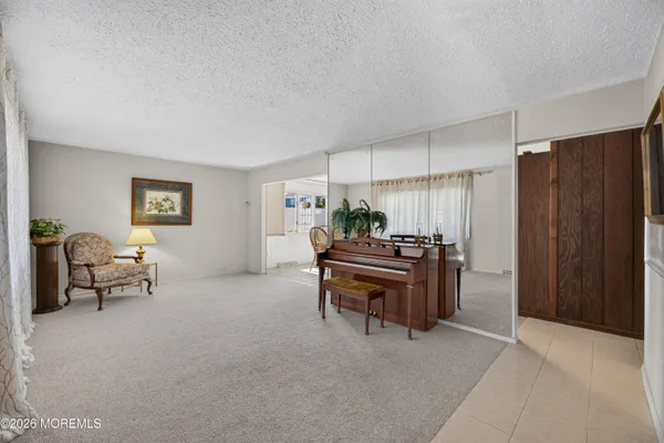 6 ELM AVE