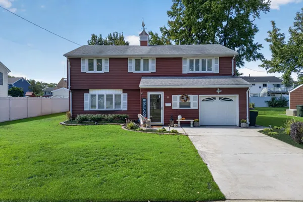 6 ELM AVE