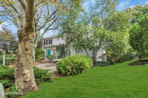 8 AVALON LN