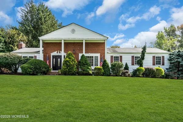 7 MAYFLOWER DR