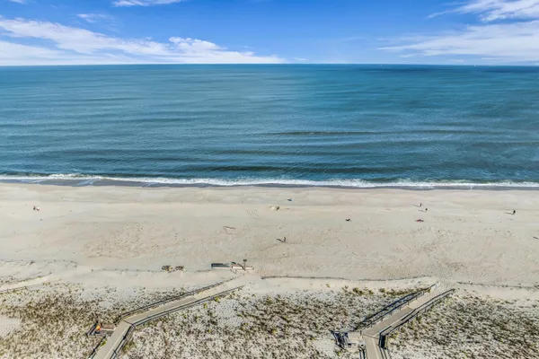 24 E BEACH WAY