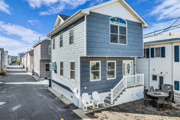 24 E BEACH WAY