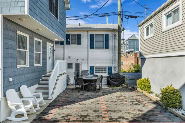 24 E BEACH WAY