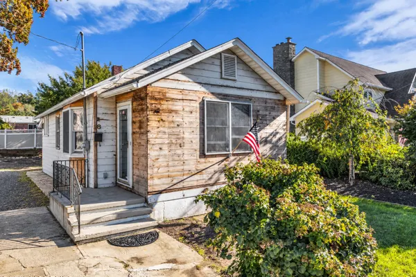 38 E AVE
