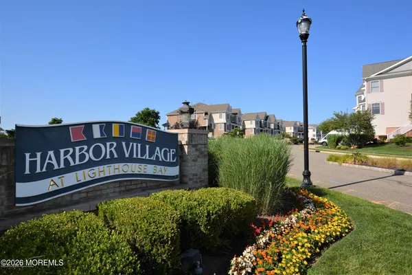 28 RARITAN REACH RD