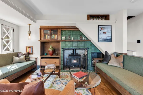 7 HILLSIDE RD