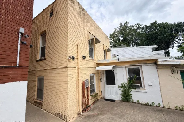 40 FARNHAM AVE