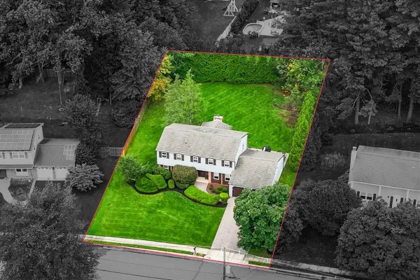 23 REGINA RD