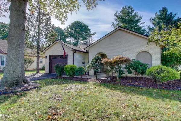 7 HAMPTON DR