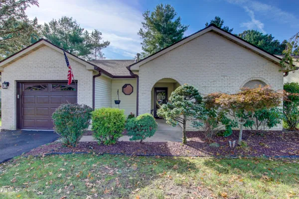 7 HAMPTON DR