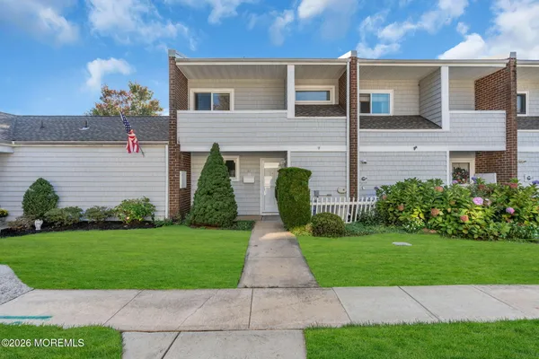 61 MAPLE DR