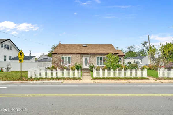 385 MAIN ST