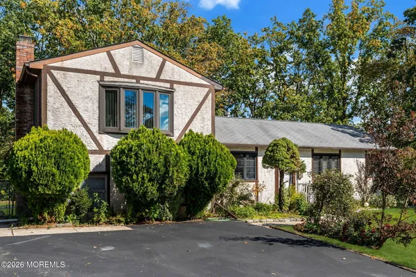 4 HEMLOCK RD