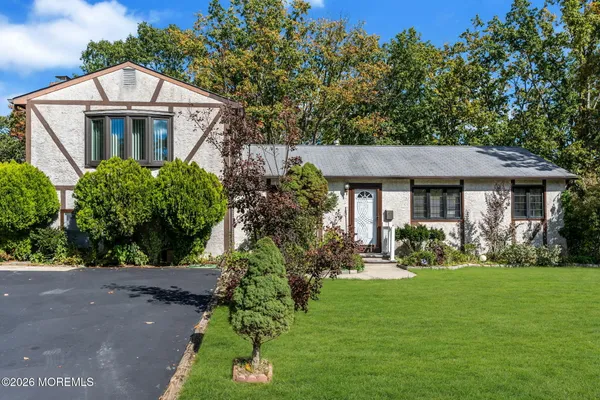 4 HEMLOCK RD
