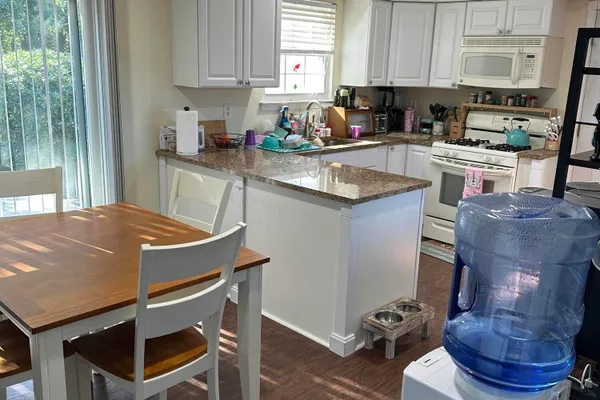 8 APPLETREE RD