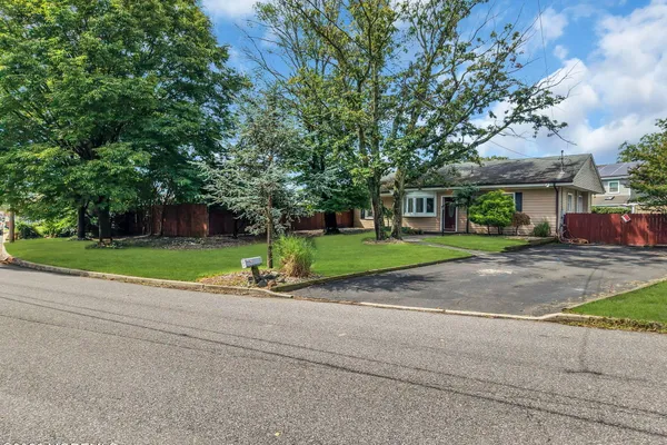 294 DELAWARE DR