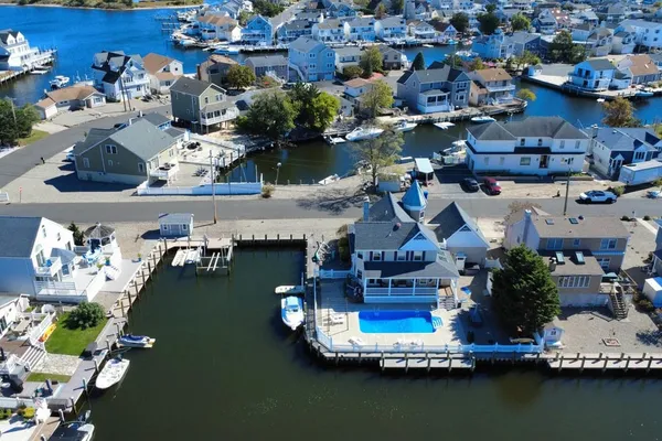 22 SEVILLE DR