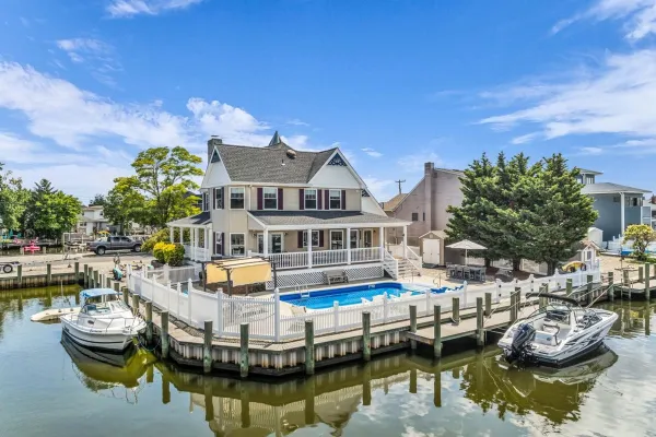 22 SEVILLE DR