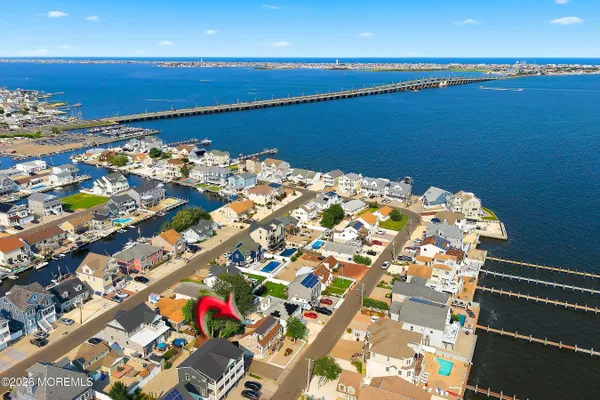 48 BAY SHORE DR