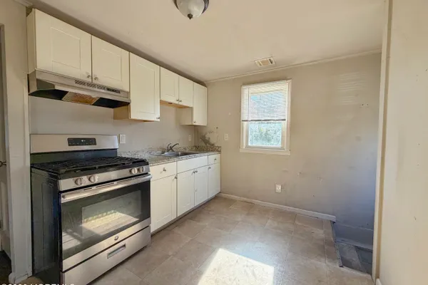 323 W SYLVANIA AVE
