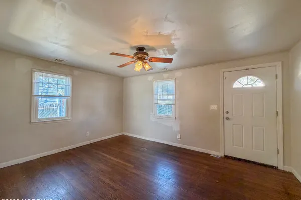 323 W SYLVANIA AVE
