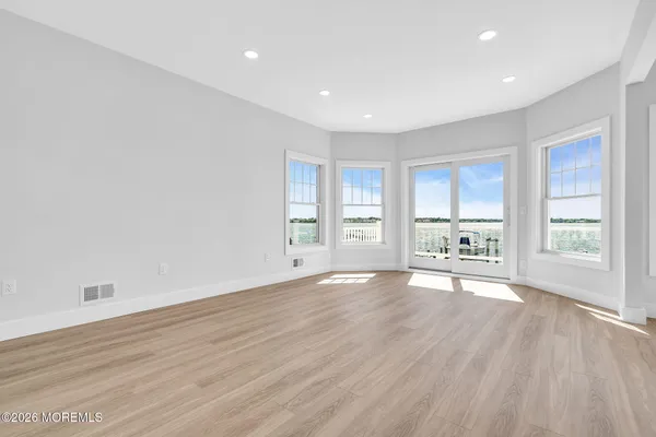 153 SHORE DR