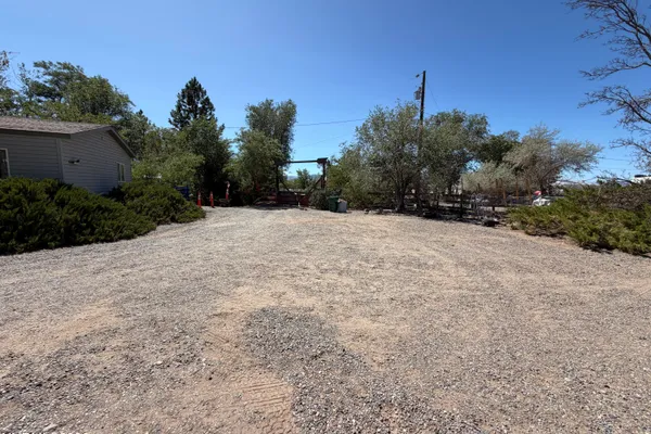 5130 DESERT LN