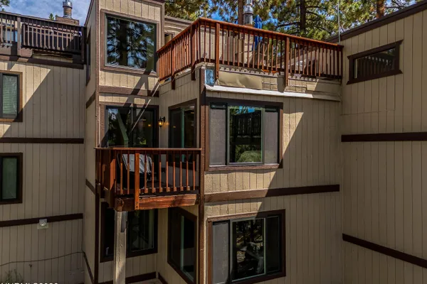 157 HOLLY LN