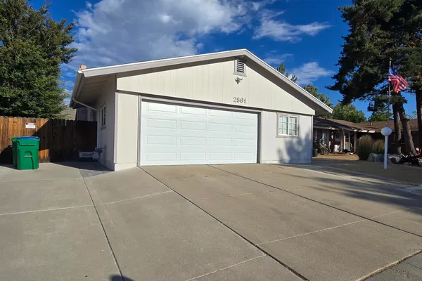 2561 WOODCREST LN