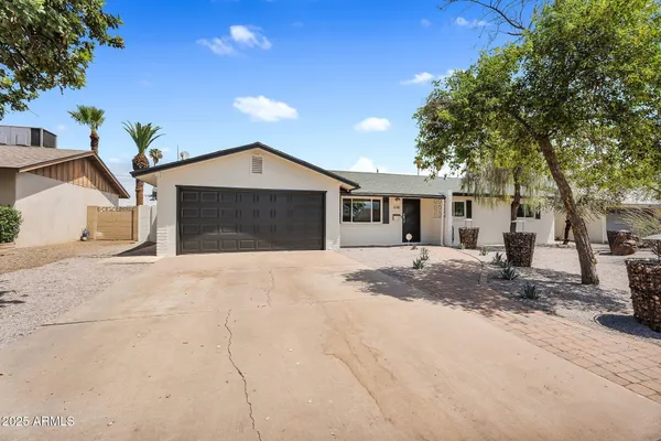 1018 E MARIGOLD LN