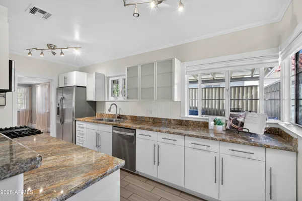 1526 W WILSHIRE DR