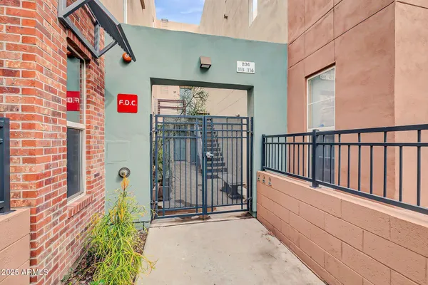 706 E WASHINGTON ST 204