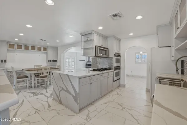 1532 W LOMA LN