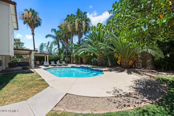4402 E VISTA DR