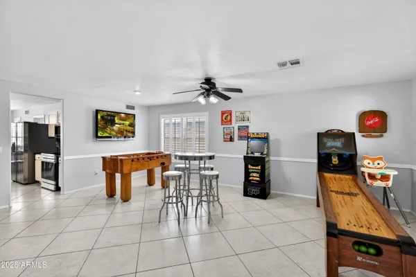 704 W LA PRYOR LN
